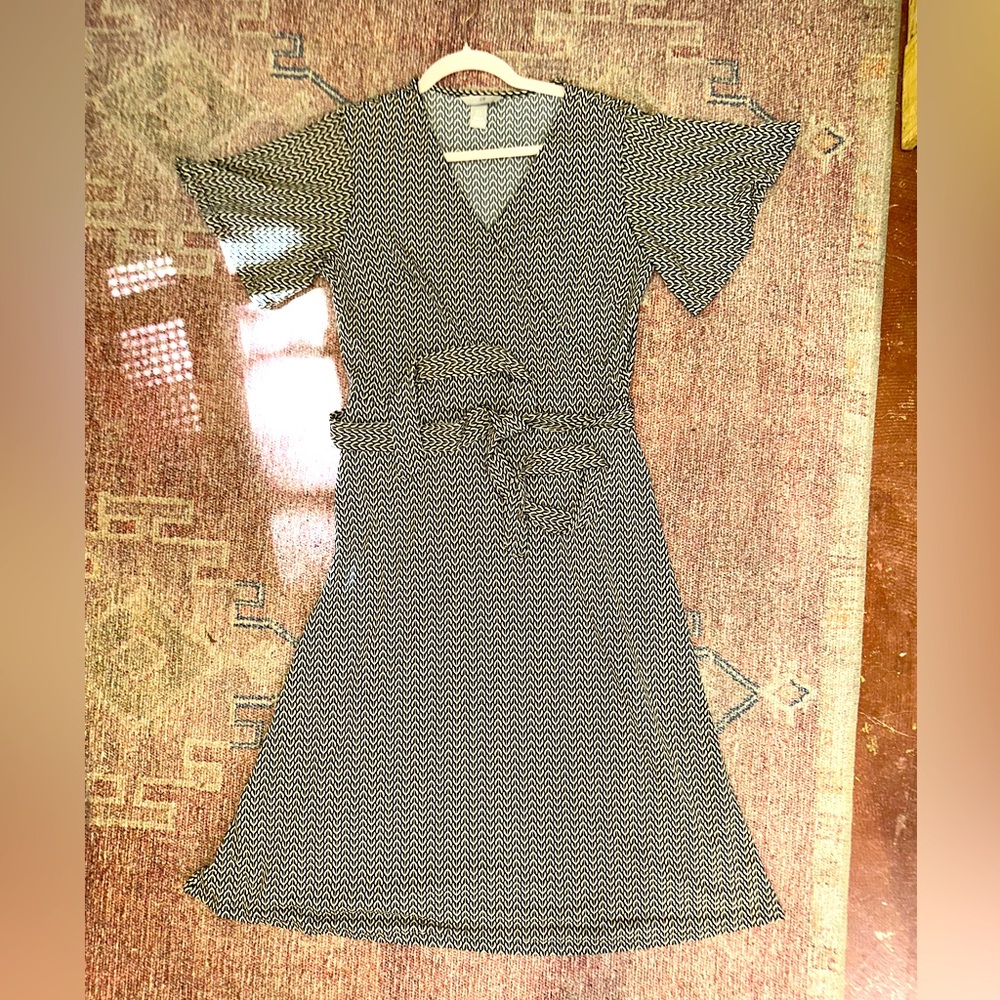 H & M faux wrap a-line v neck geometric print midi flutter sleeve dress size med
